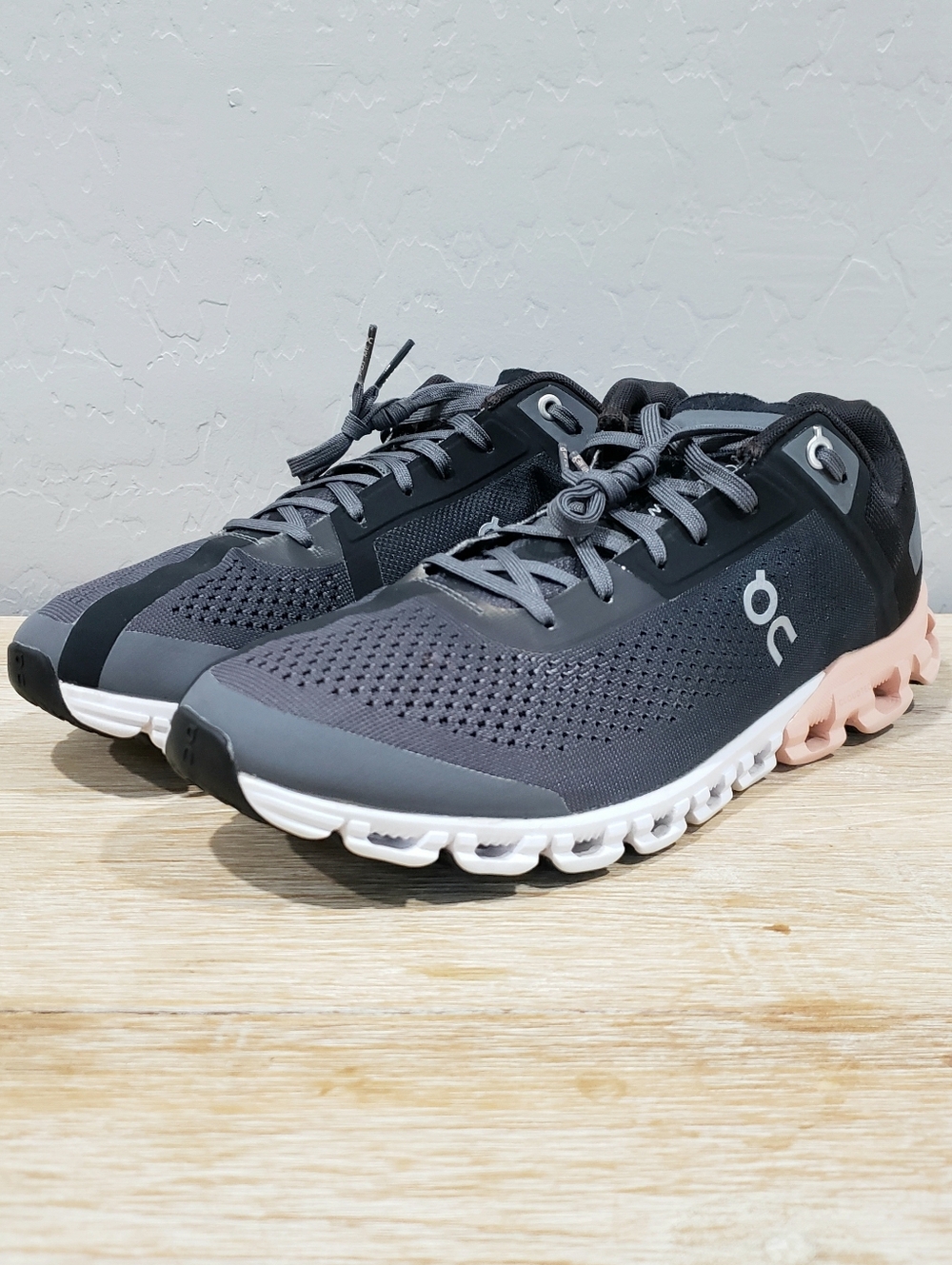 ON CLOUD Women's Cloudflow Running Shoes (9.5) Gray/Rose